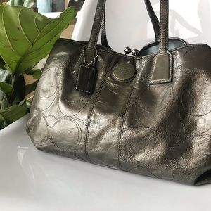 COACH MIDDLE CLASP HANDBAG - PATENT LEATHER